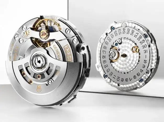 Calibre Rolex 3235, visto por delante y por detrás, mostrando el rotor y el mecanismo de fecha